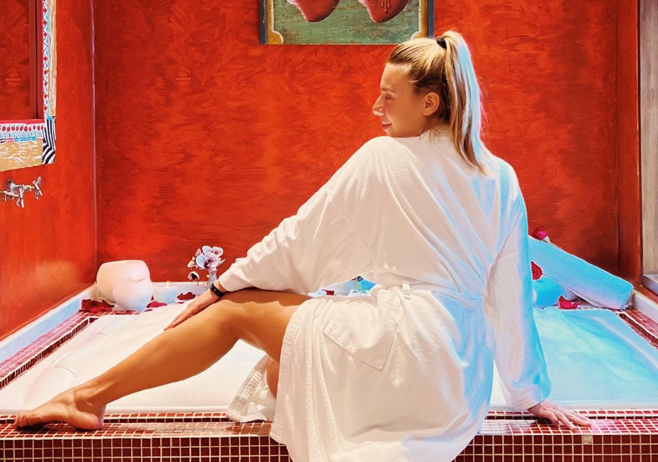 Dpny Beach Hotel & Spa Ilhabela Dış mekan fotoğraf A woman wearing a bathrobe