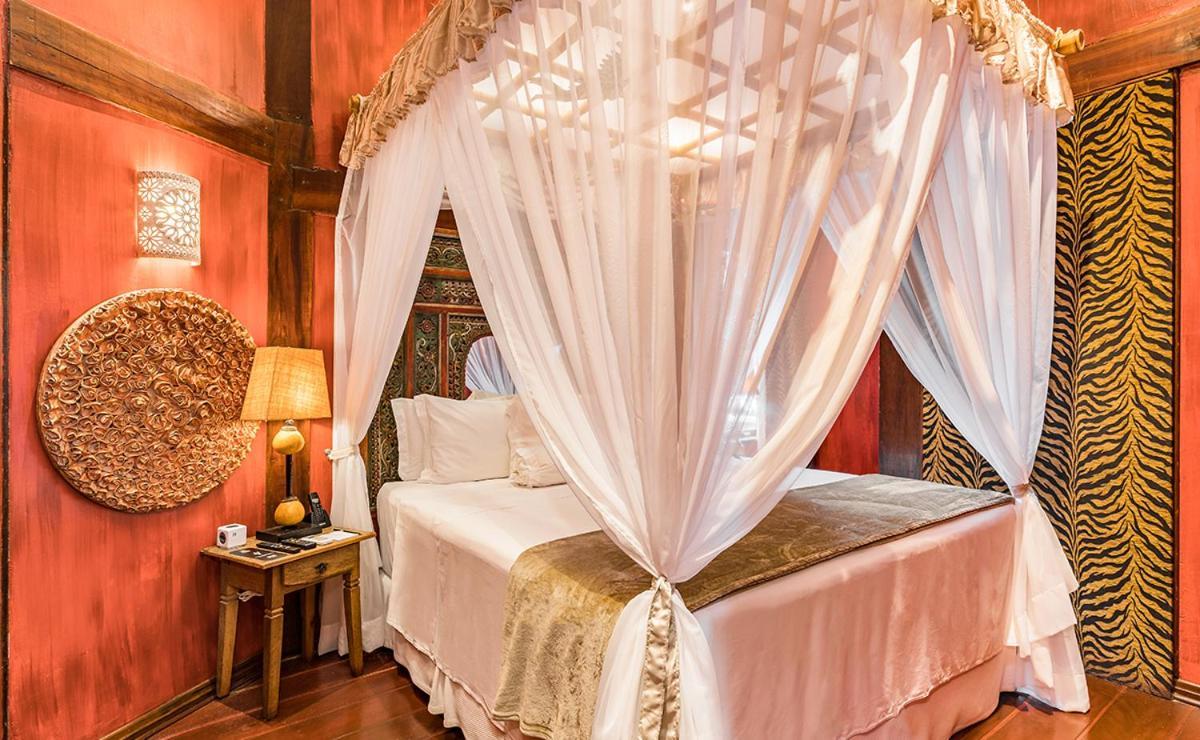 Dpny Beach Hotel & Spa Ilhabela Dış mekan fotoğraf A mosquito net over a bed